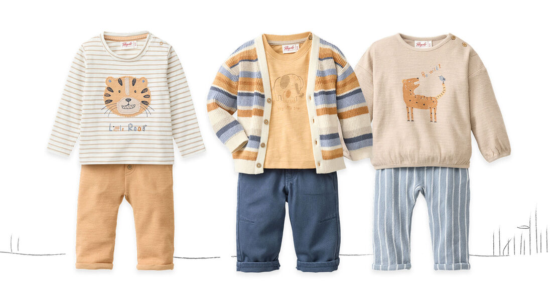 Drei liebevoll arrangierte Baby-Outfits für Jungen in warmen Naturfarben – mit Tiermotiven, Streifenmustern und bequemen Hosen für den Frühling.