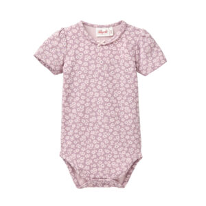 Baby-Kurzarmbody dunkelmalve mit Veilchen-Allover-Print aus Bio-Baumwolle