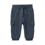 Dunkelblaue Baby-Sweathose aus Slub Sweat aus Bio-Baumwolle mit elastischem Bund, Bindeband, Cargotaschen und Beinbündchen