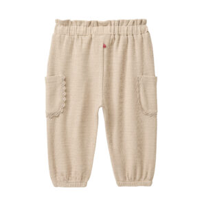 Rückansicht einer Baby Sweat-Hose in Dunkelsand aus Bio-Baumwolle