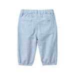 Rückseite der jeansblau gestreiften Baby-Jeans mit aufgesetzten Gesäßtaschen