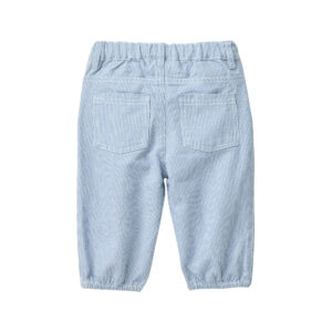 Rückseite der jeansblau gestreiften Baby-Jeans mit aufgesetzten Gesäßtaschen