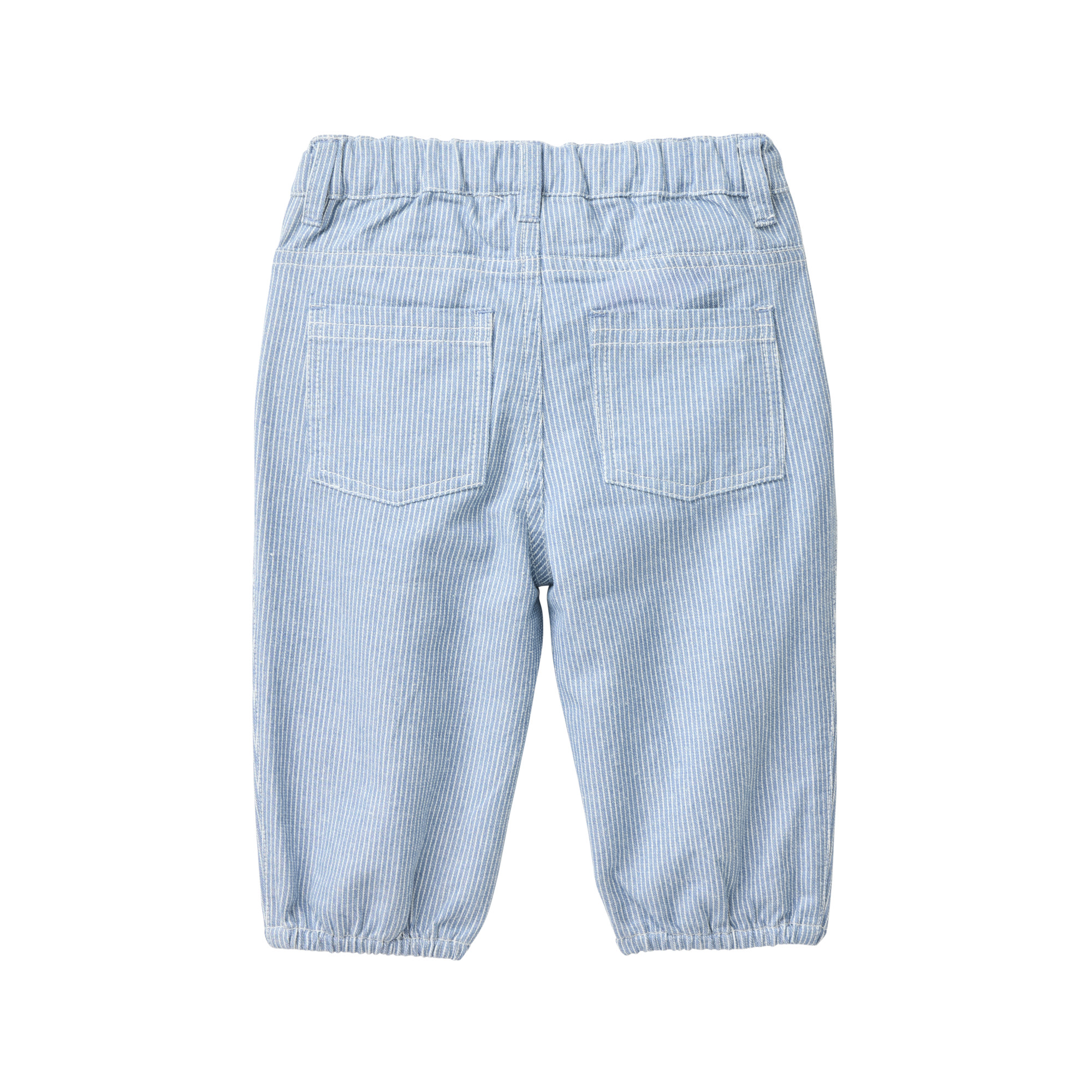 Rückseite der jeansblau gestreiften Baby-Jeans mit aufgesetzten Gesäßtaschen