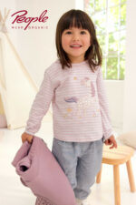 Mädchen trägt ein Langarmshirt mit Pferdemotiv und Streifen in Malve von People Wear Organic