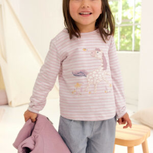 Mädchen trägt ein Langarmshirt mit Pferdemotiv und Streifen in Malve von People Wear Organic