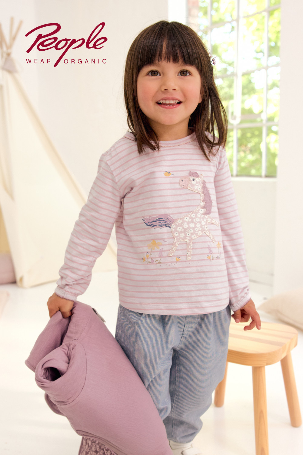 Mädchen trägt ein Langarmshirt mit Pferdemotiv und Streifen in Malve von People Wear Organic